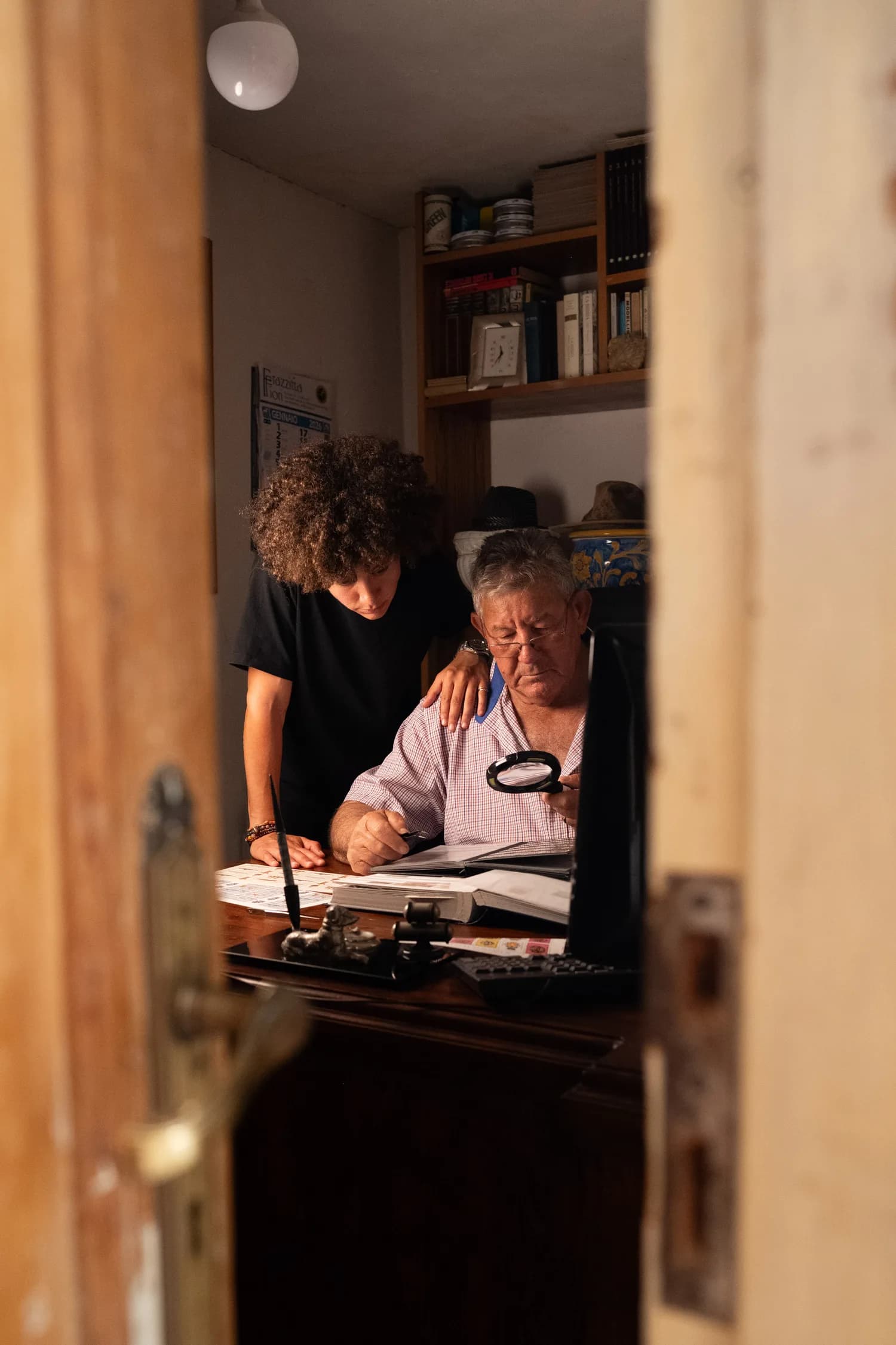 Flavia Petronella e il nonno alla scrivania, intenti a studiare la collezione