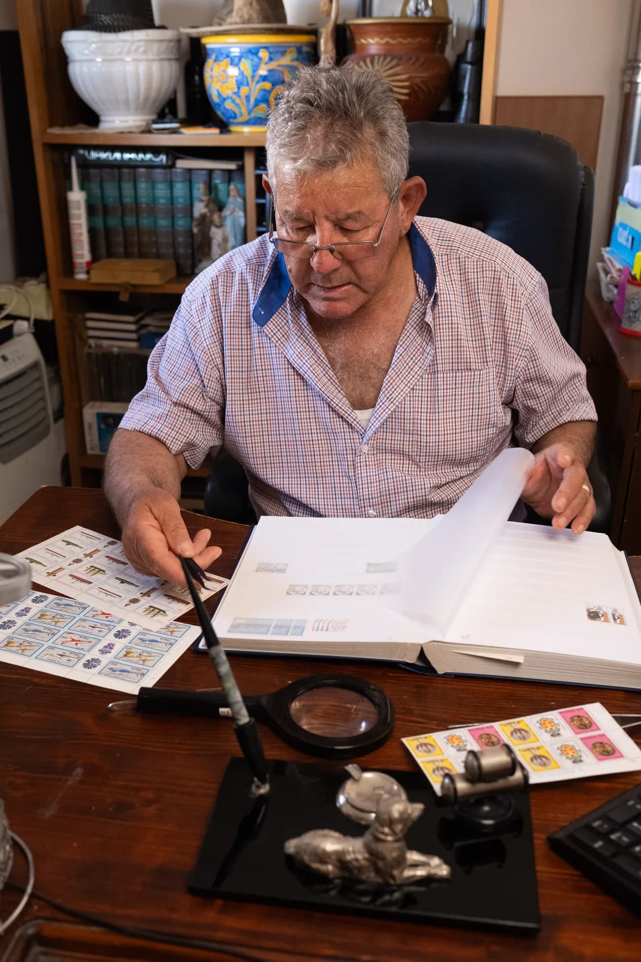 Giuseppe al lavoro sulla collezione